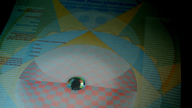 Certificado de nacimiento de Países Bajos protegido con un KINEGRAM Imagen de un certificado de nacimiento de Países Bajos protegido con KINEGRAM