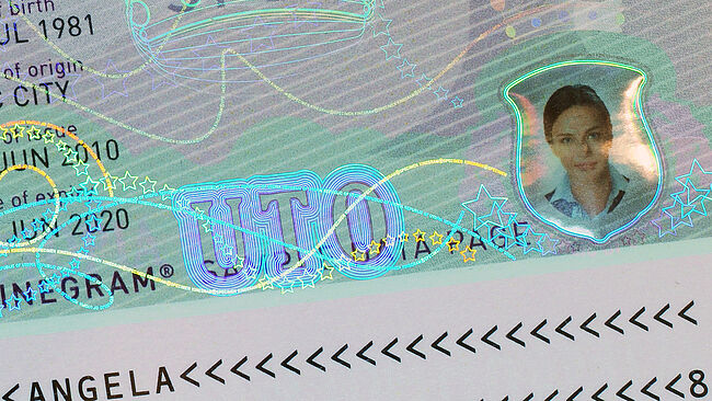 Brilliant metallized fine lines can be verified with the naked eye by tilting the document left and right. Close-up of brilliant metallized fine lines that can be verified with the naked eye by tilting the document left and right.