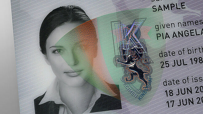 KINEGRAM Academy: Learn how to check a KINEGRAM Close-Up of KINEGRAM feature on KINEGRAM Academy Training Sample