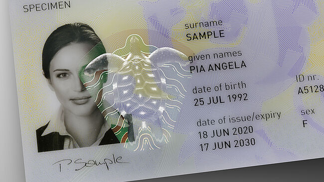 Image d’un modèle d’élément KINEGRAM représentant une tortue à l’aspect tactile au premier plan et un effet de changement de couleur rouge-vert au fond