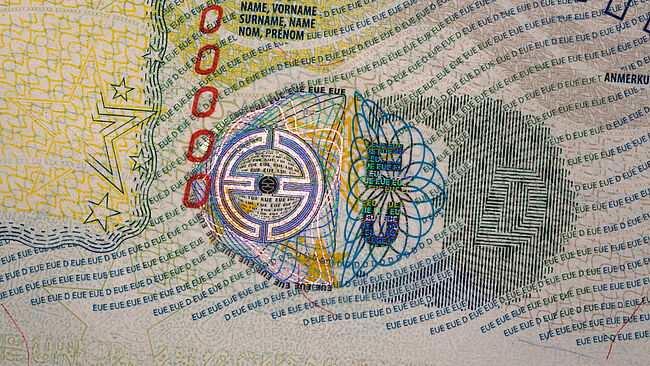 KINEGRAM ZERO.ZERO on the EU Visa, brilliant design and highest security Close-Up of KINEGRAM ZERO point ZERO security feature on EU Visa showing an EU logo and a fine-line guilloche design