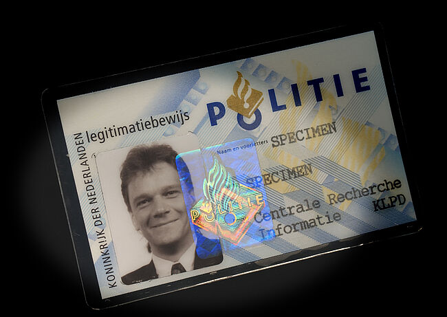 Dutch Police ID, a pouch with embedded KINEGRAM Image of Dutch Police ID, a pouch solution with embedded KINEGRAM