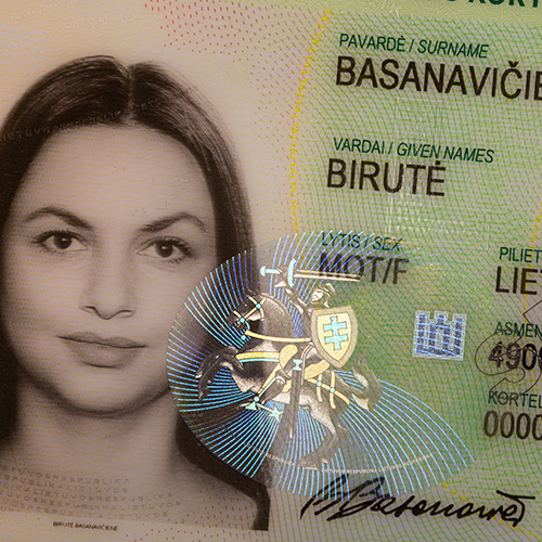 KINEGRAM PCI Combi feature, securely embedded in the polycarbonate-based Lithuanian ID card. Close-Up of Lithuanian ID Card, which is secured by a KINEGRAM PCI Combi security feature that is partially transparent, partially metallized.